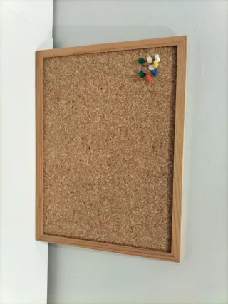 Tablero de corcho con marco de madera