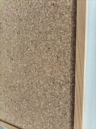 Tablero de corcho con marco de madera