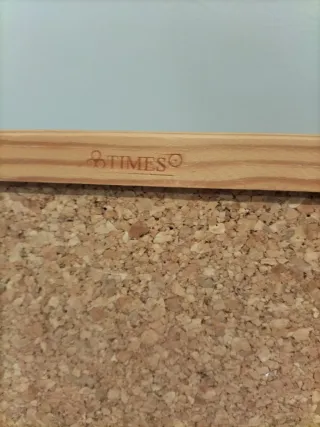 Tablero de corcho con marco de madera