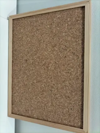 Tablero de corcho con marco de madera