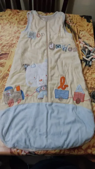 Dos sacos de dormir para bebé y abrigo
