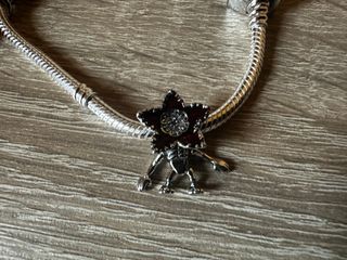 Charm Demogorgon Plata y Rojo