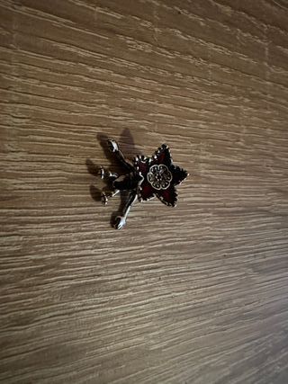 Charm Demogorgon Plata y Rojo