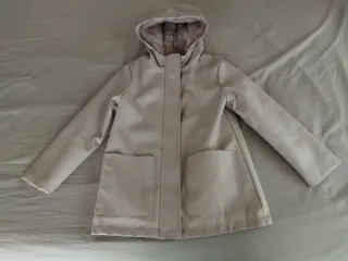 Abrigo niña Mango impermeable con capucha