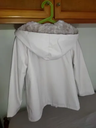 Abrigo niña Mango impermeable con capucha