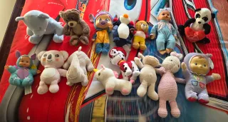 Lote de peluches y muñecos variados