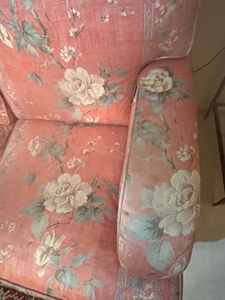 Sofá rosa con estampado floral