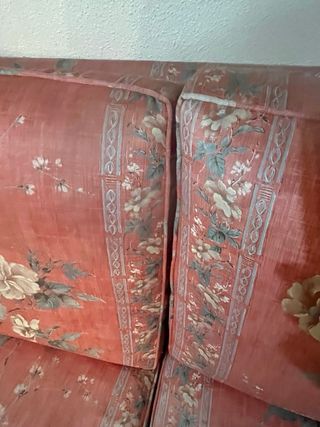 Sofá rosa con estampado floral