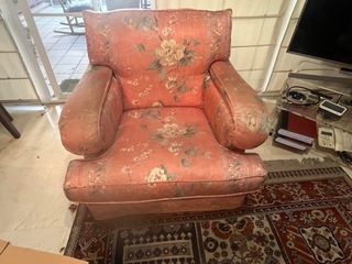 Sofá rosa con estampado floral