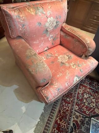 Sofá rosa con estampado floral