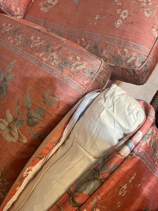 Sofá rosa con estampado floral