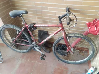 Bicicleta de montaña roja