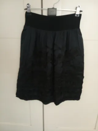 Falda negra con detalles florales