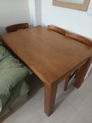 Mesa y sillas de comedor