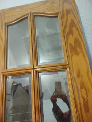 Puerta de madera con cristales