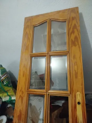 Puerta de madera con cristales