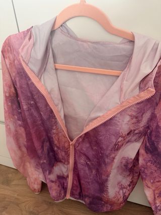 Chaqueta impermeable running rosa y morada