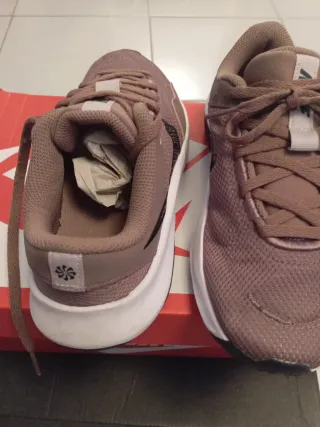 Zapatillas Nike Marrones y Blancas