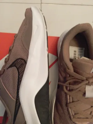 Zapatillas Nike Marrones y Blancas