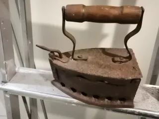 Ferro da stiro antico in ghisa