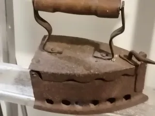 Ferro da stiro antico in ghisa