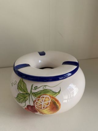 Cenicero de cerámica con frutas