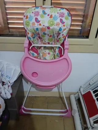 Trona de bebé rosa con estampado infantil