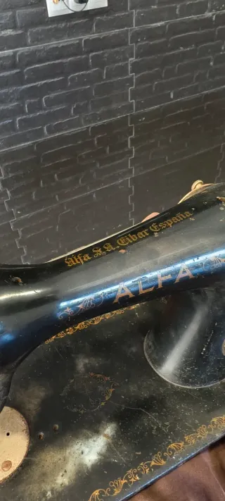 Máquina de coser Alfa antigua