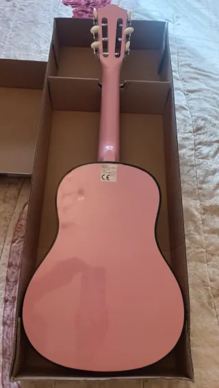 Guitarra infantil rosa clásica de madera