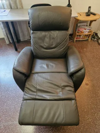 Sillón de piel reclinable con reposapies.