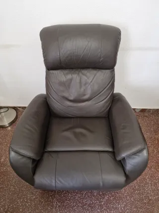 Sillón de piel reclinable con reposapies.