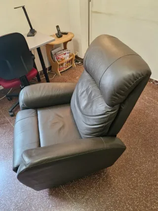 Sillón de piel reclinable con reposapies.