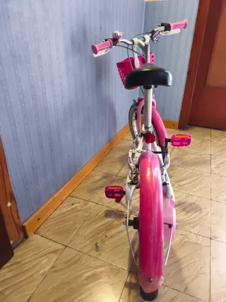 Bicicleta infantil rosa y blanca