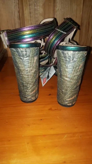 Zapatos de tacón con estampado floral