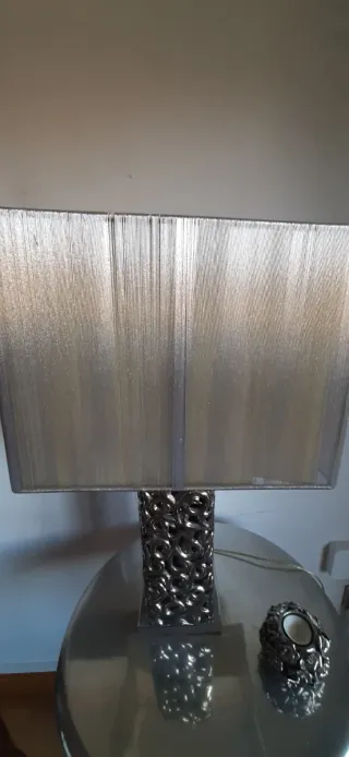 Lámpara, mesita y portavelas  a juego plata