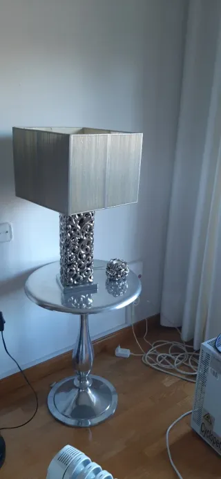 Lámpara, mesita y portavelas  a juego plata