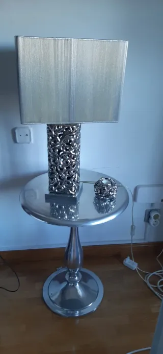 Lámpara, mesita y portavelas  a juego plata