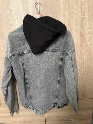 Cazadora vaquera gris con capucha