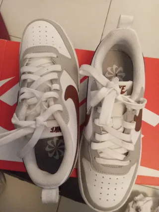 Zapatillas Nike Grises y Blancas