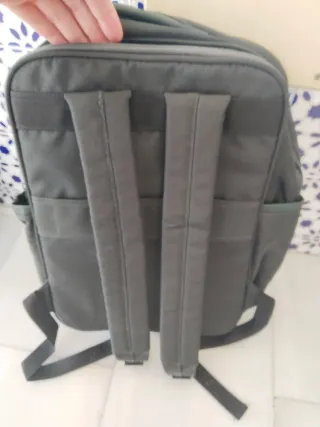 Mochila negra con dos compartimentos