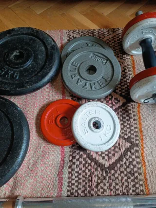 Mancuernas, discos y barra de pesas