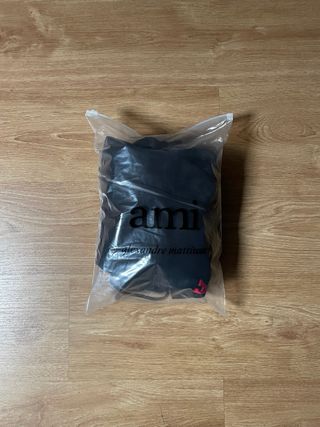 Chaqueta Ami Paris Negra con Corazón Rojo