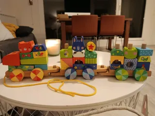 Tren de madera con bloques