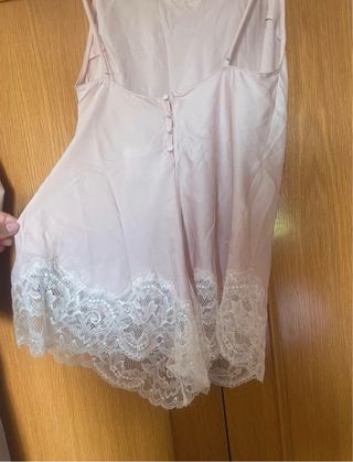 Mono pijama Oysho rosa con encaje
