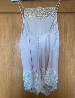 Mono pijama Oysho rosa con encaje