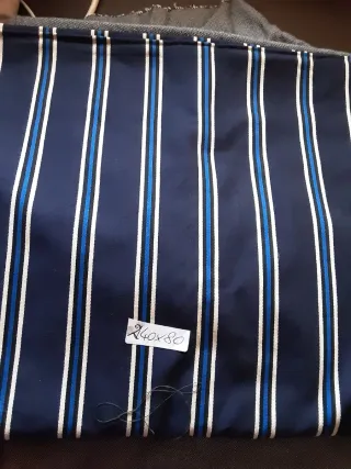 Tessuto in cotone a righe blu, bianche e nere