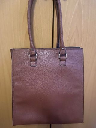 Bolso marrón con diseño calado