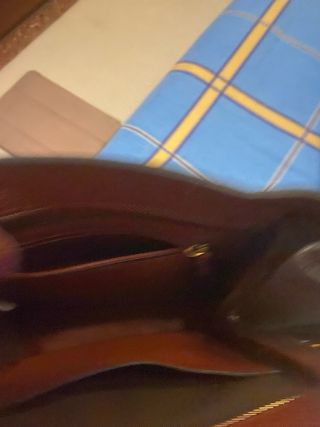 Bolso marrón con diseño calado