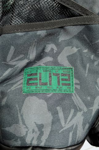 Mochila Nike Elite camuflaje negro y verde