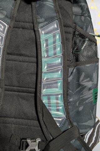 Mochila Nike Elite camuflaje negro y verde